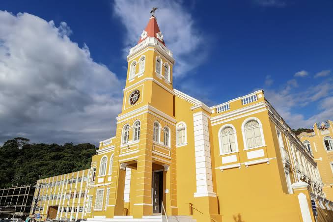 Fachada histórica amarela do Imperial Hospital de Caridade